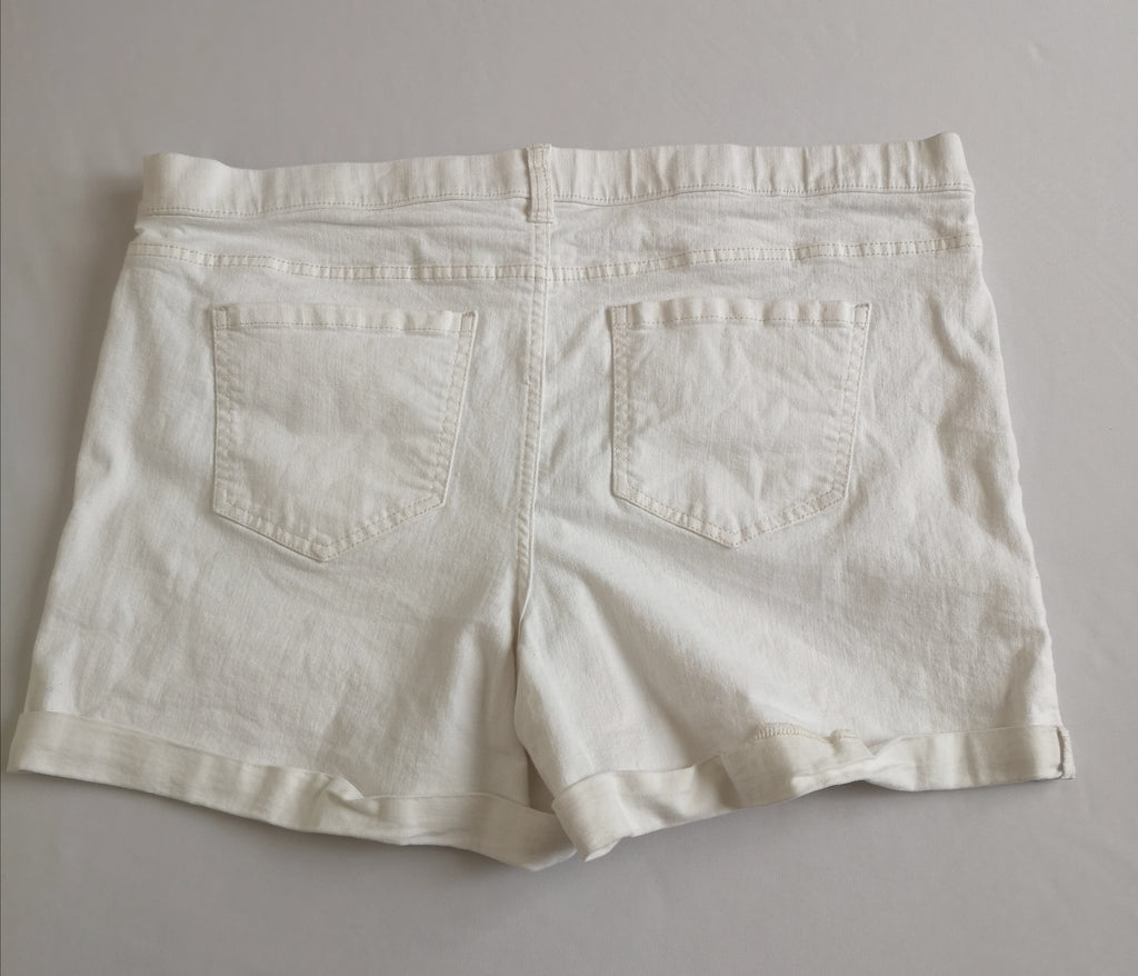 Short cintura alta con blusa bordada