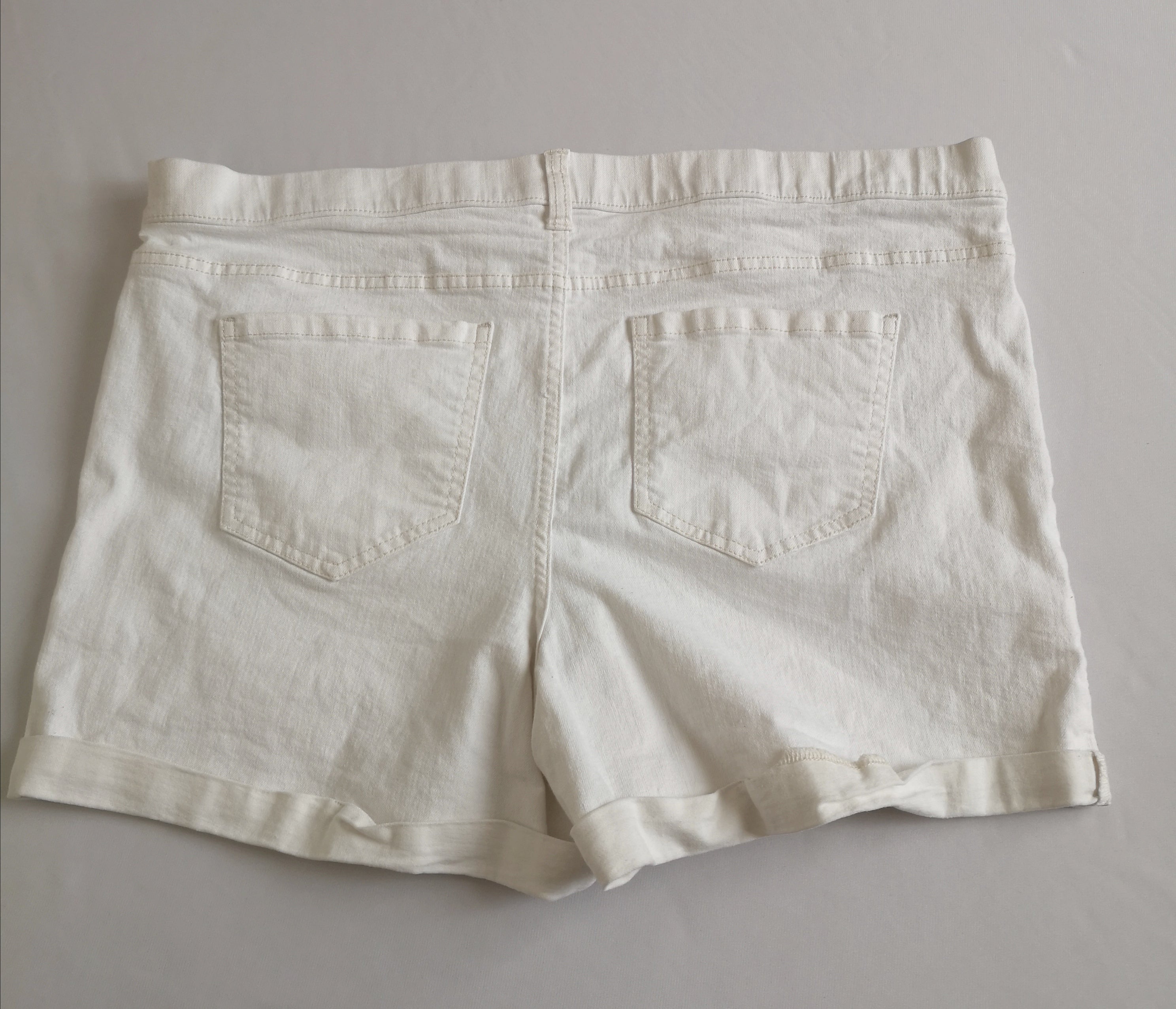 Short cintura alta con blusa bordada