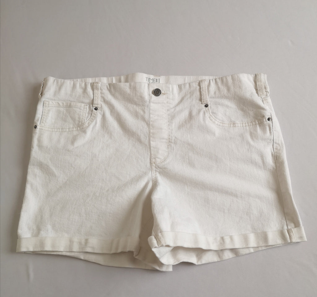 Short cintura alta con blusa bordada