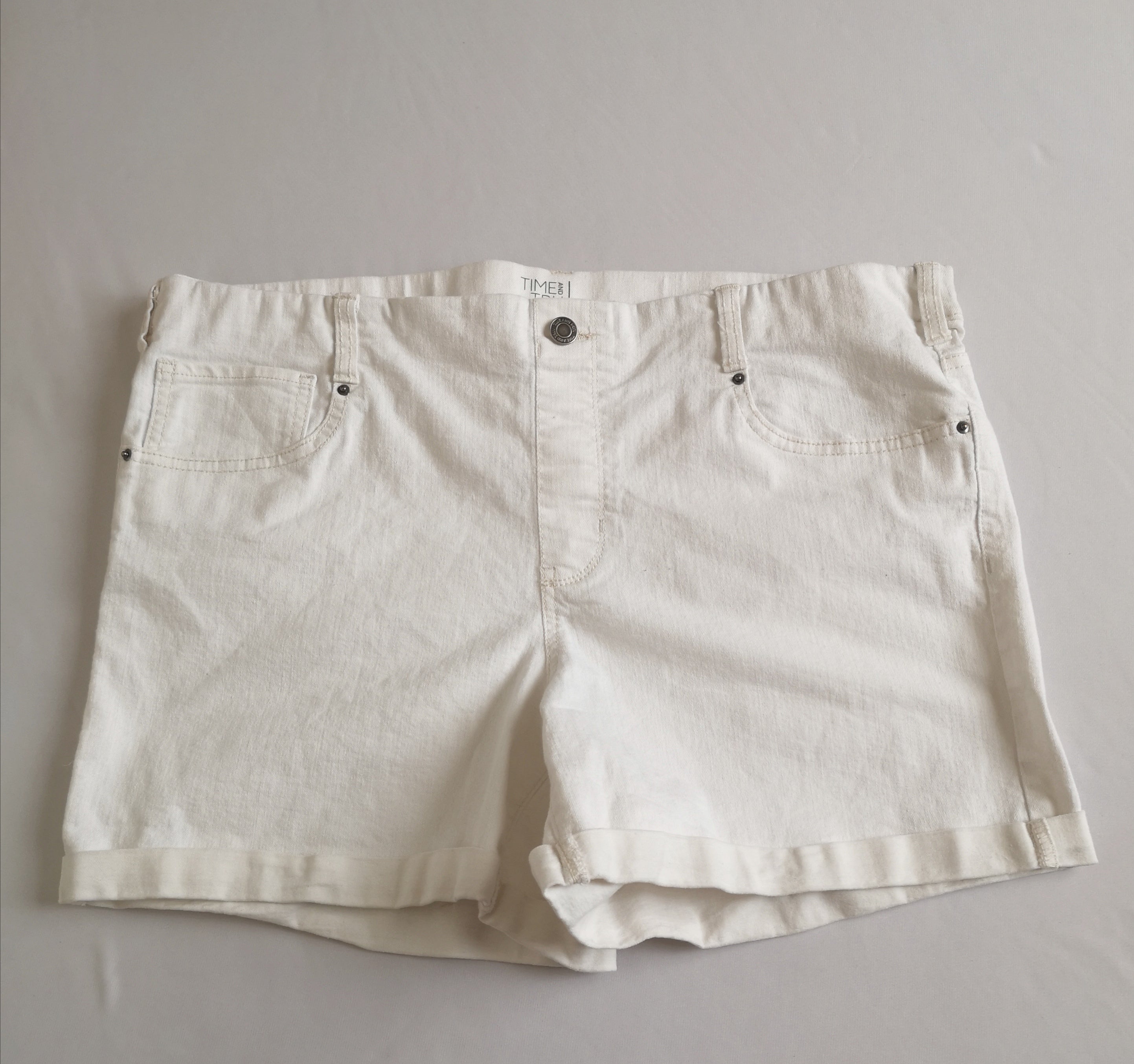 Short cintura alta con blusa bordada