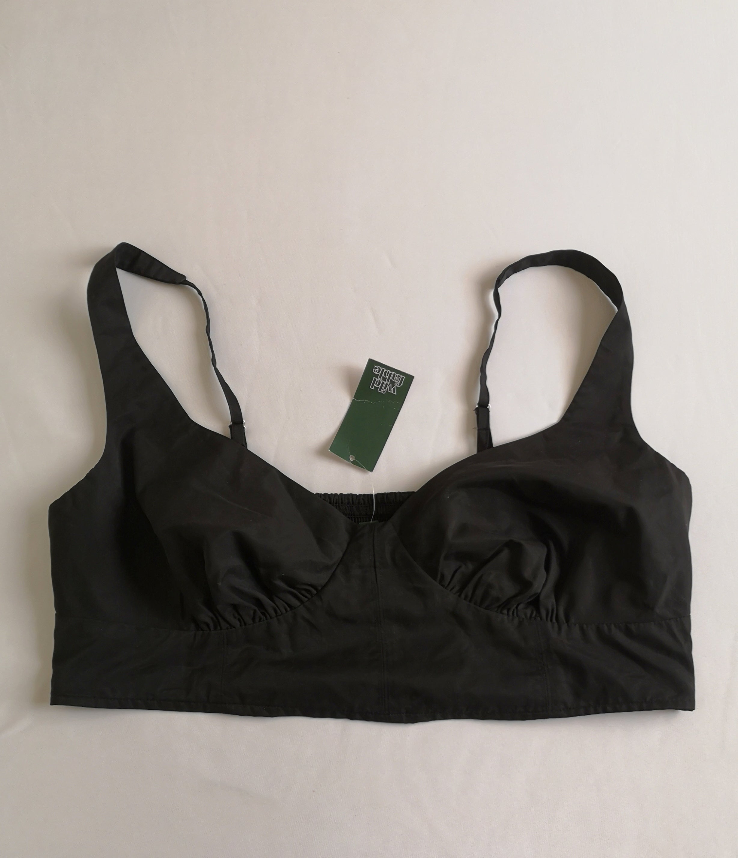 Top nuevo con pantalón ancho de abajo
