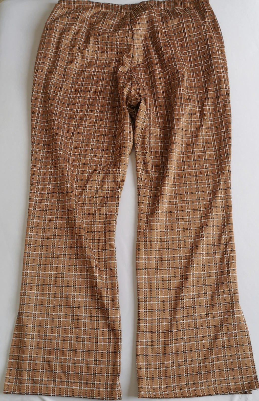 Top nuevo con pantalón ancho de abajo
