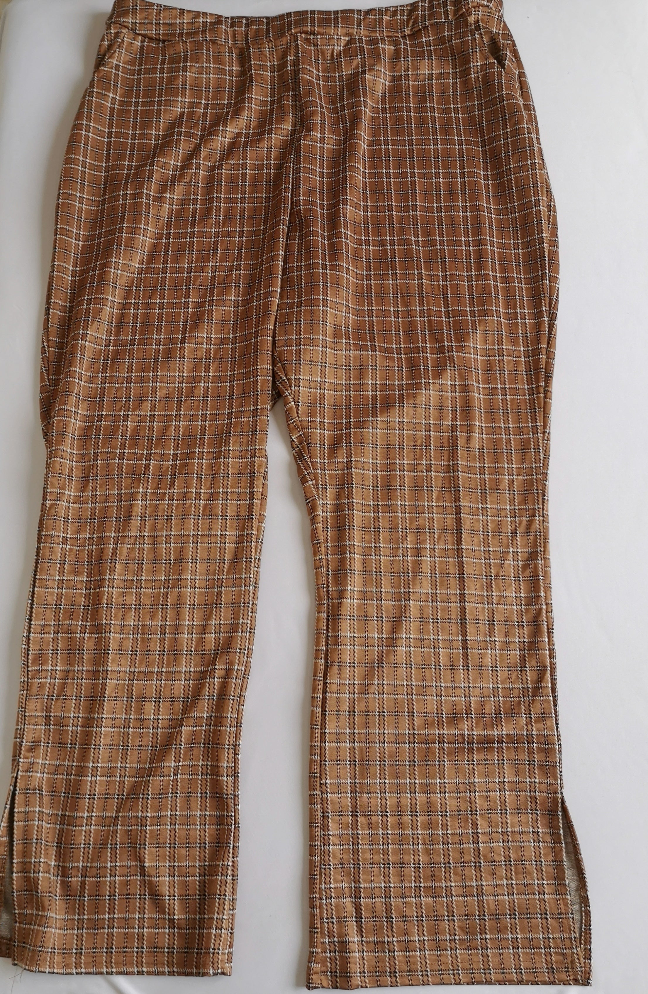 Top nuevo con pantalón ancho de abajo