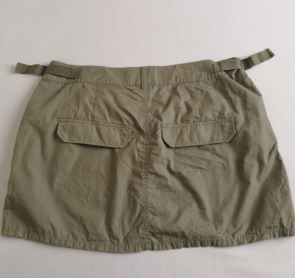 Falda tipo cargo con blusa estilo ancho