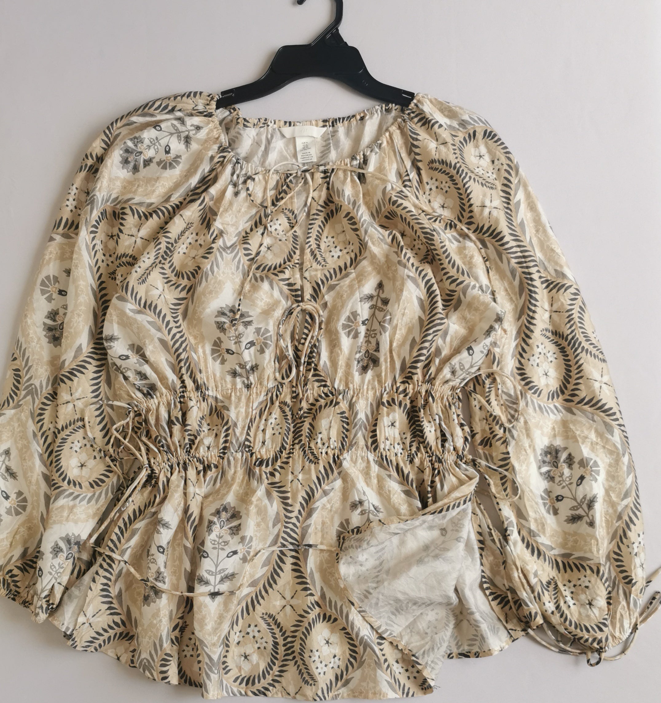 Blusa con cintas tipo peplum