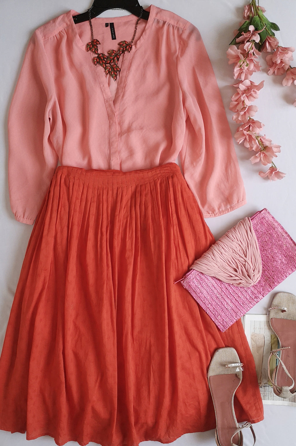 Blusa de chifon y falda midi con bolsas ⚓