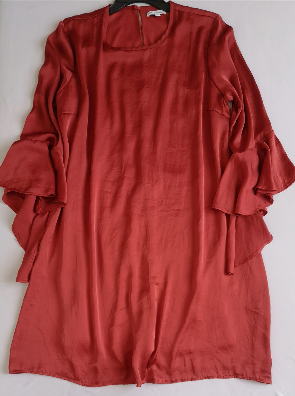 Vestido tipo seda con mangas Campana ⚓