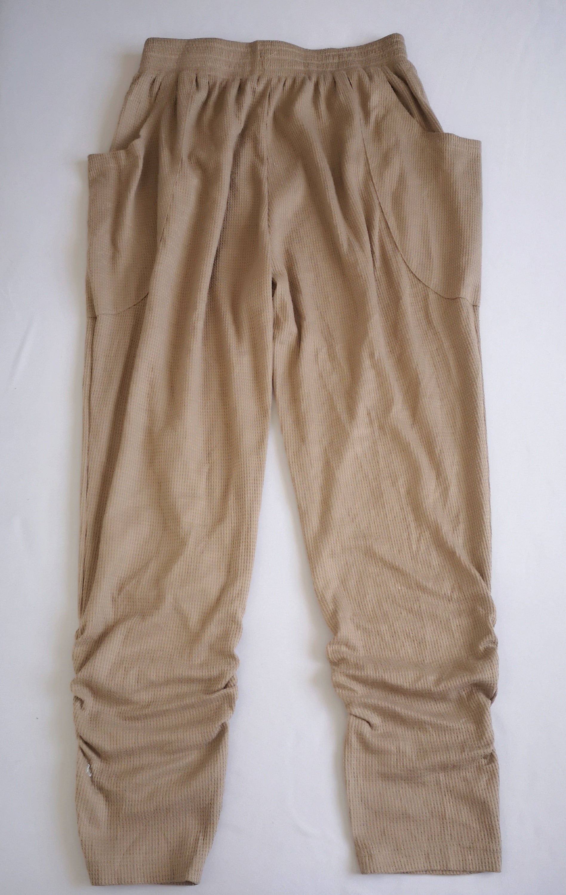 Jogger con bolsa y blusa corta