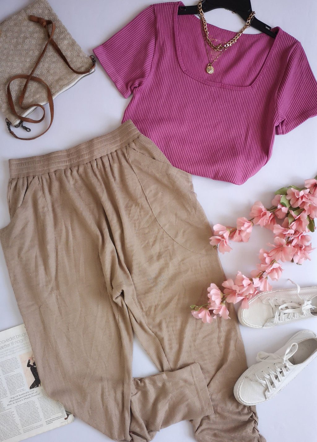 Jogger con bolsa y blusa corta