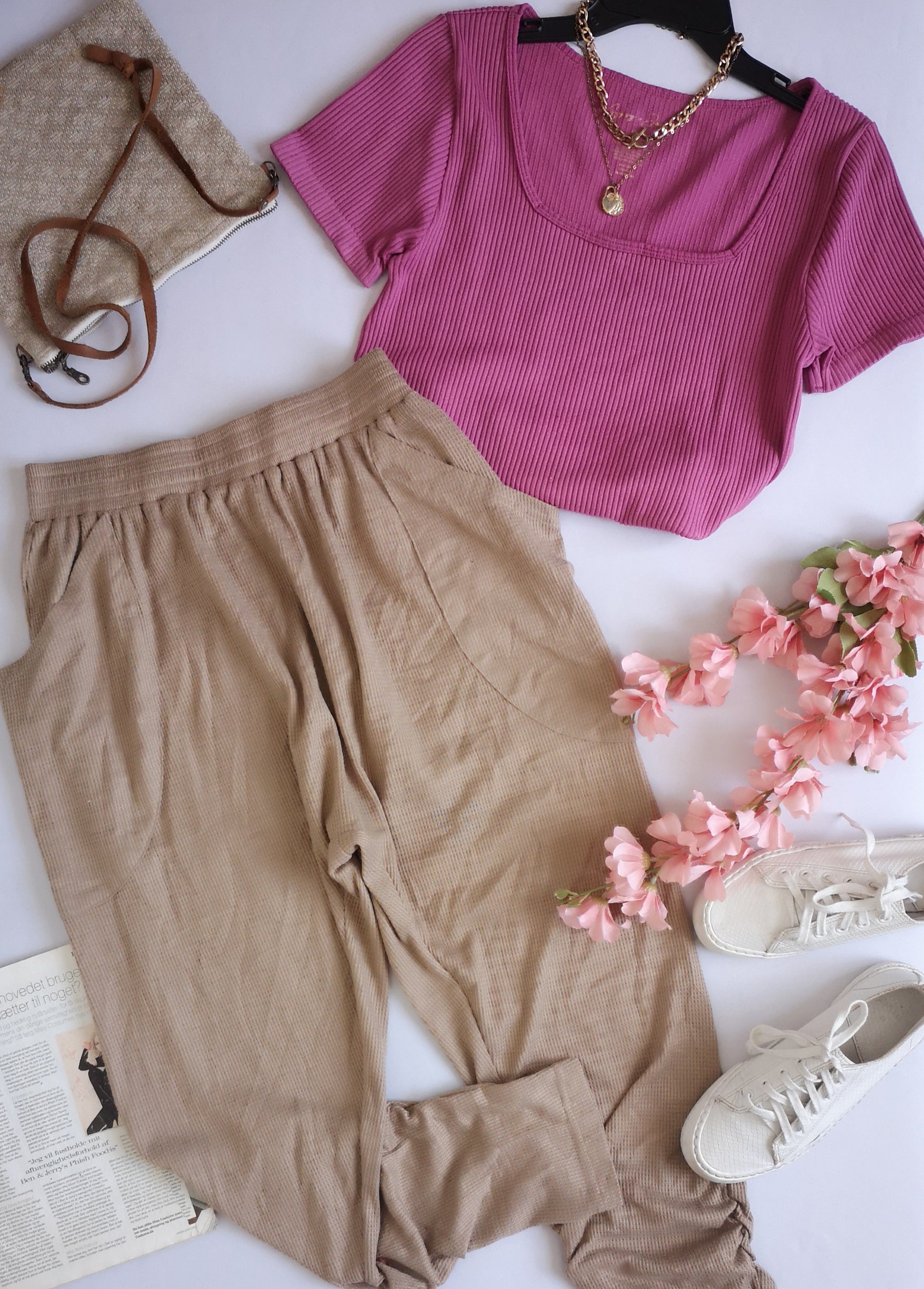 Jogger con bolsa y blusa corta