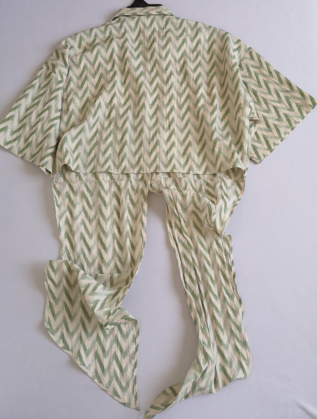 Vestido de algodón y blusa con nudo