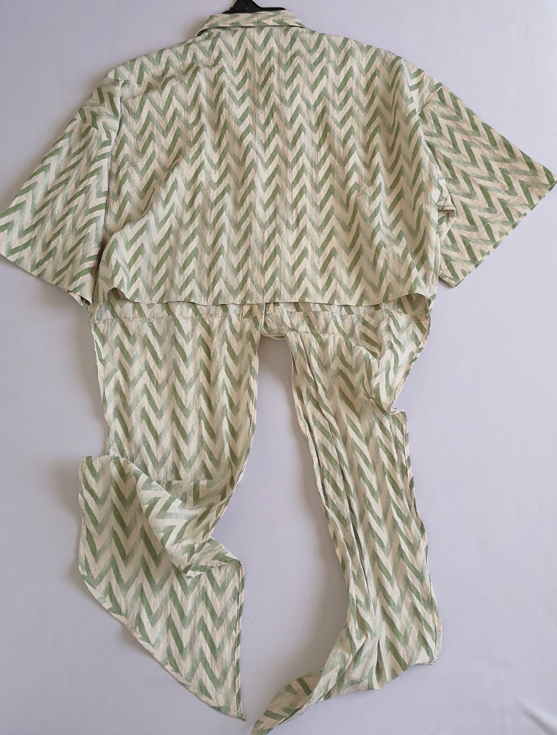 Vestido de algodón y blusa con nudo