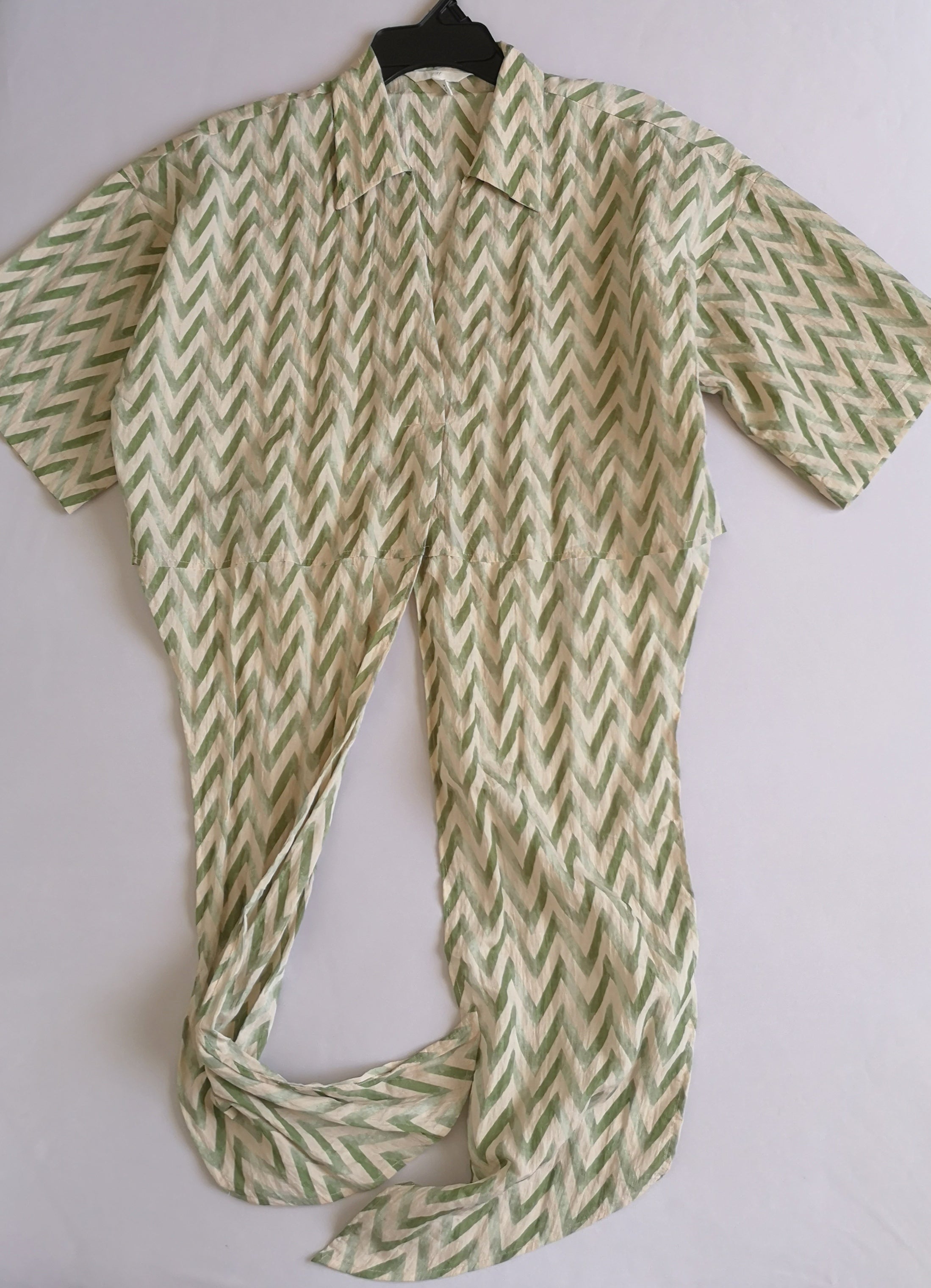 Vestido de algodón y blusa con nudo