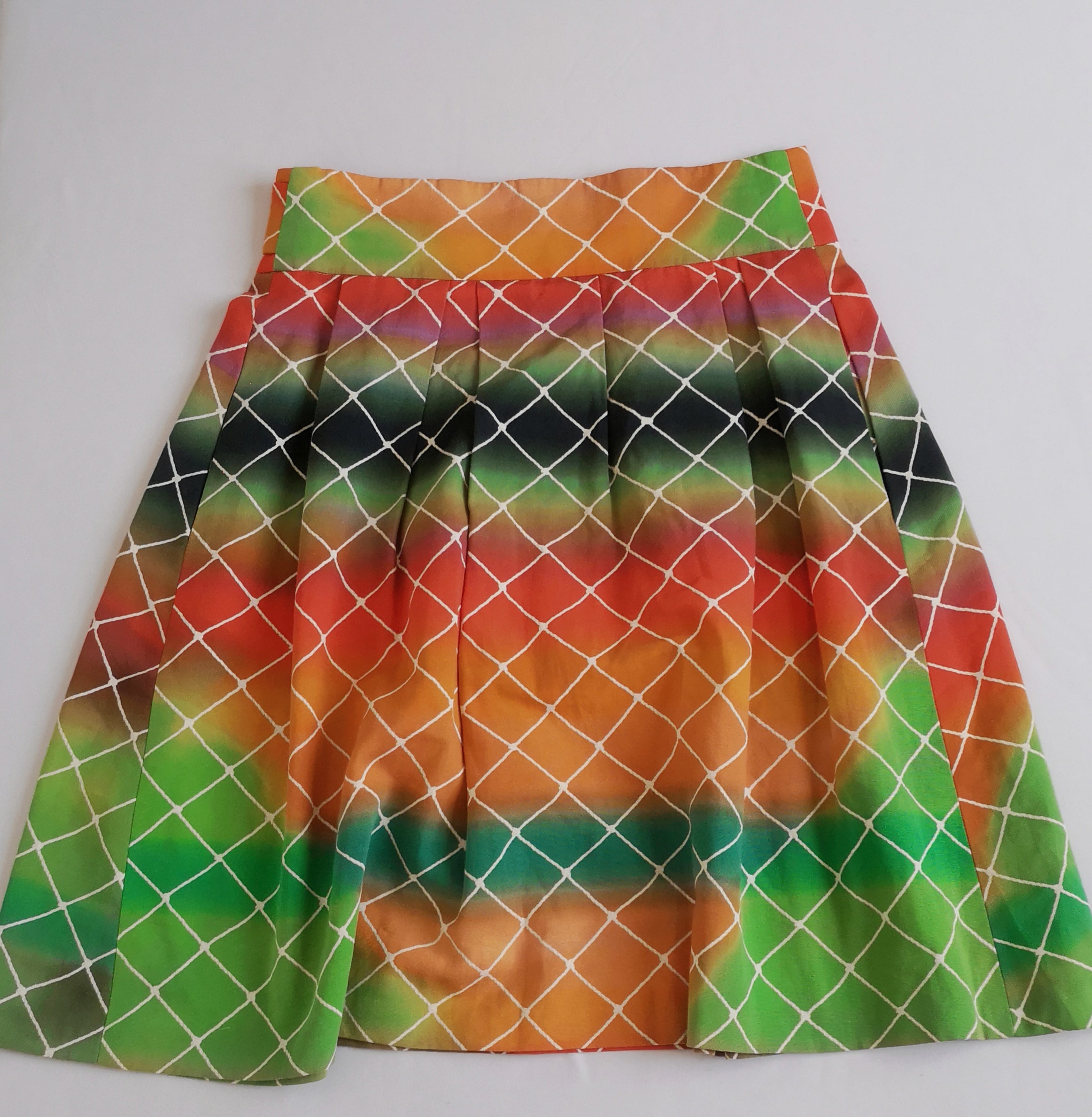 Blusa corta y falda con paletones