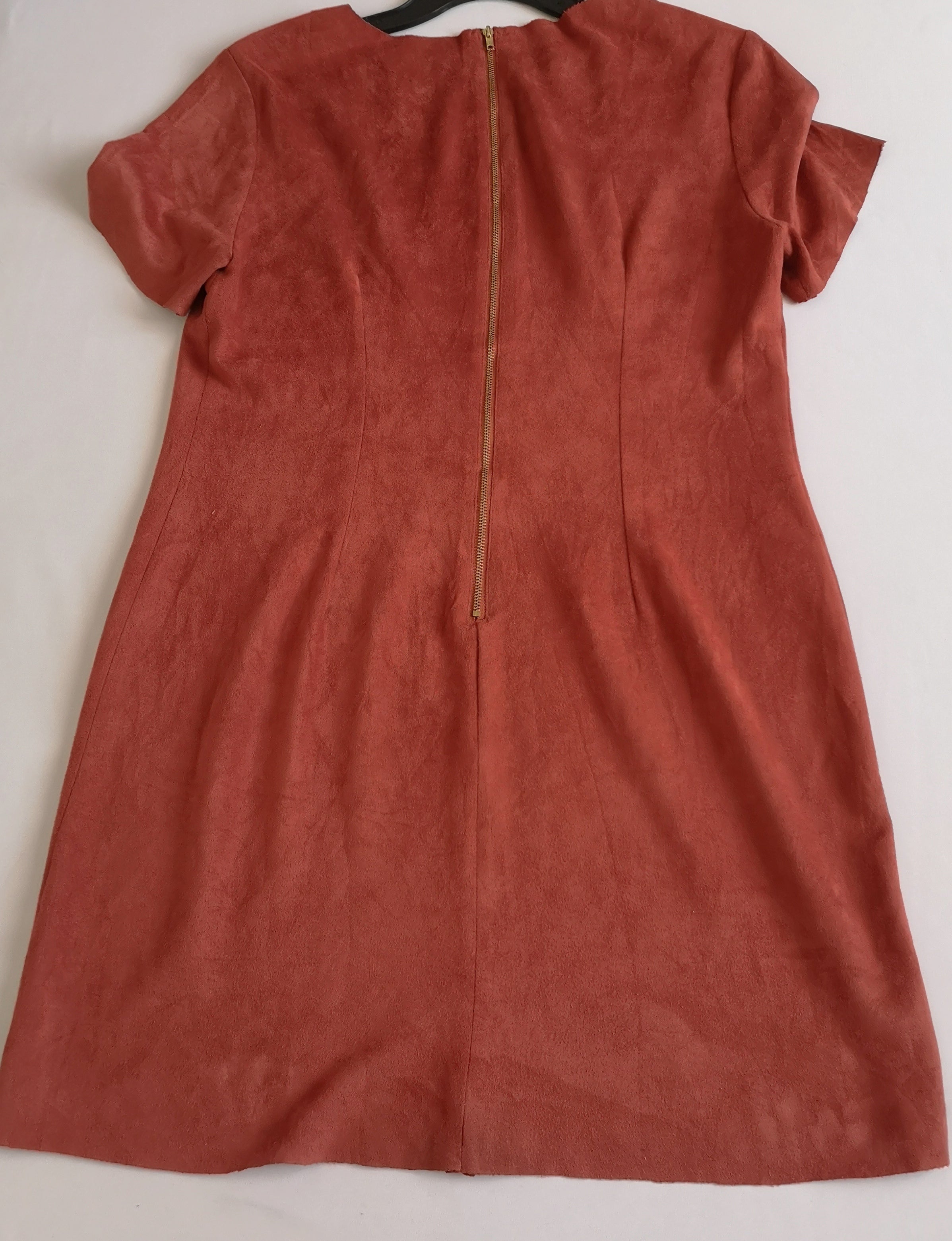 Vestido piel de durazno con zipper atrás