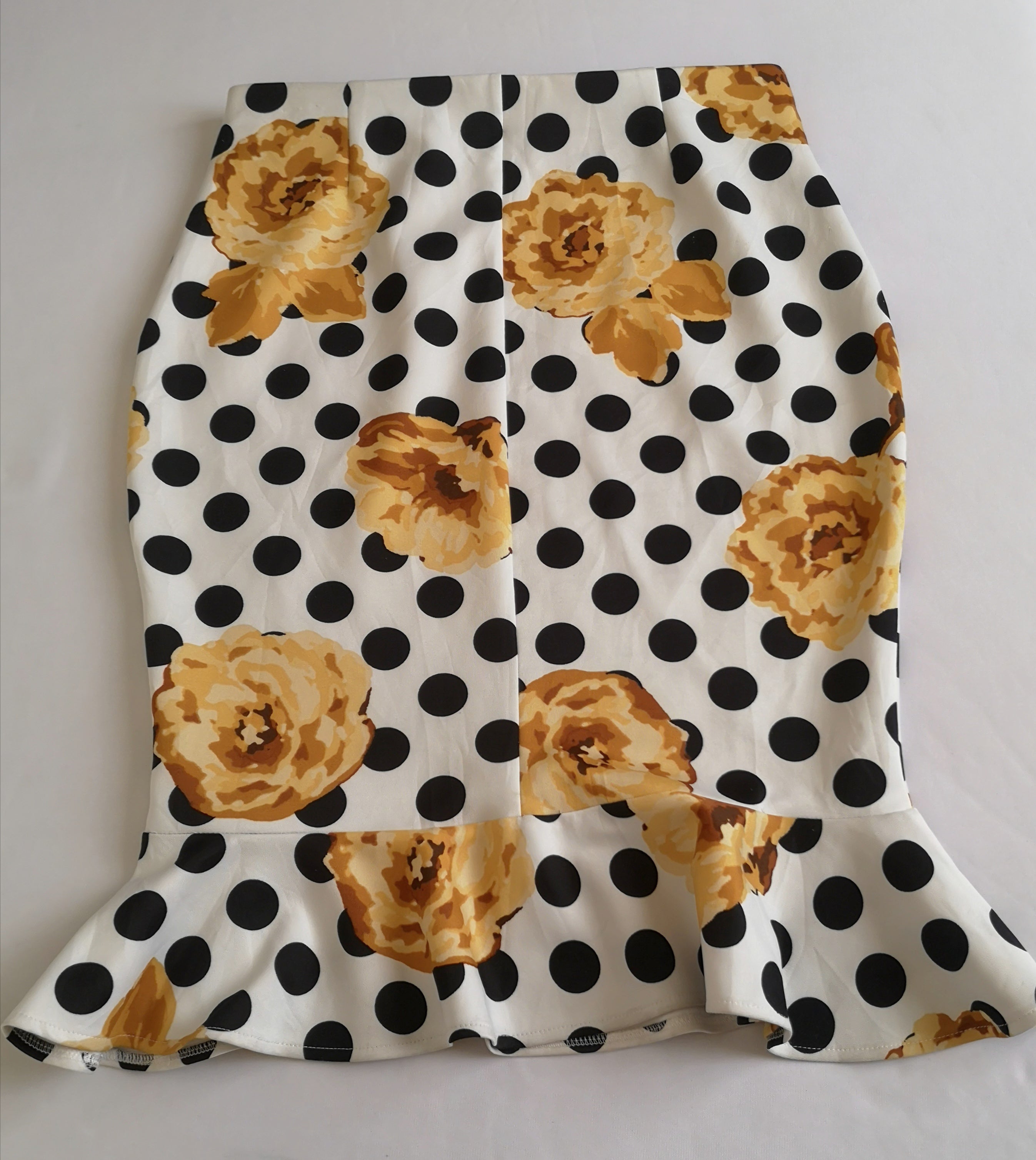 Falda tipo sirena con blusa traslapada cerrada