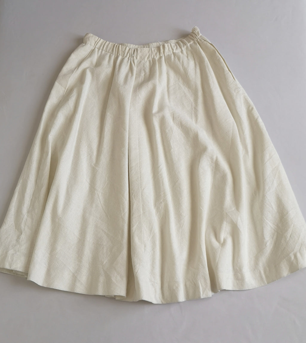 Falda midi con bolsas y blusa de seda