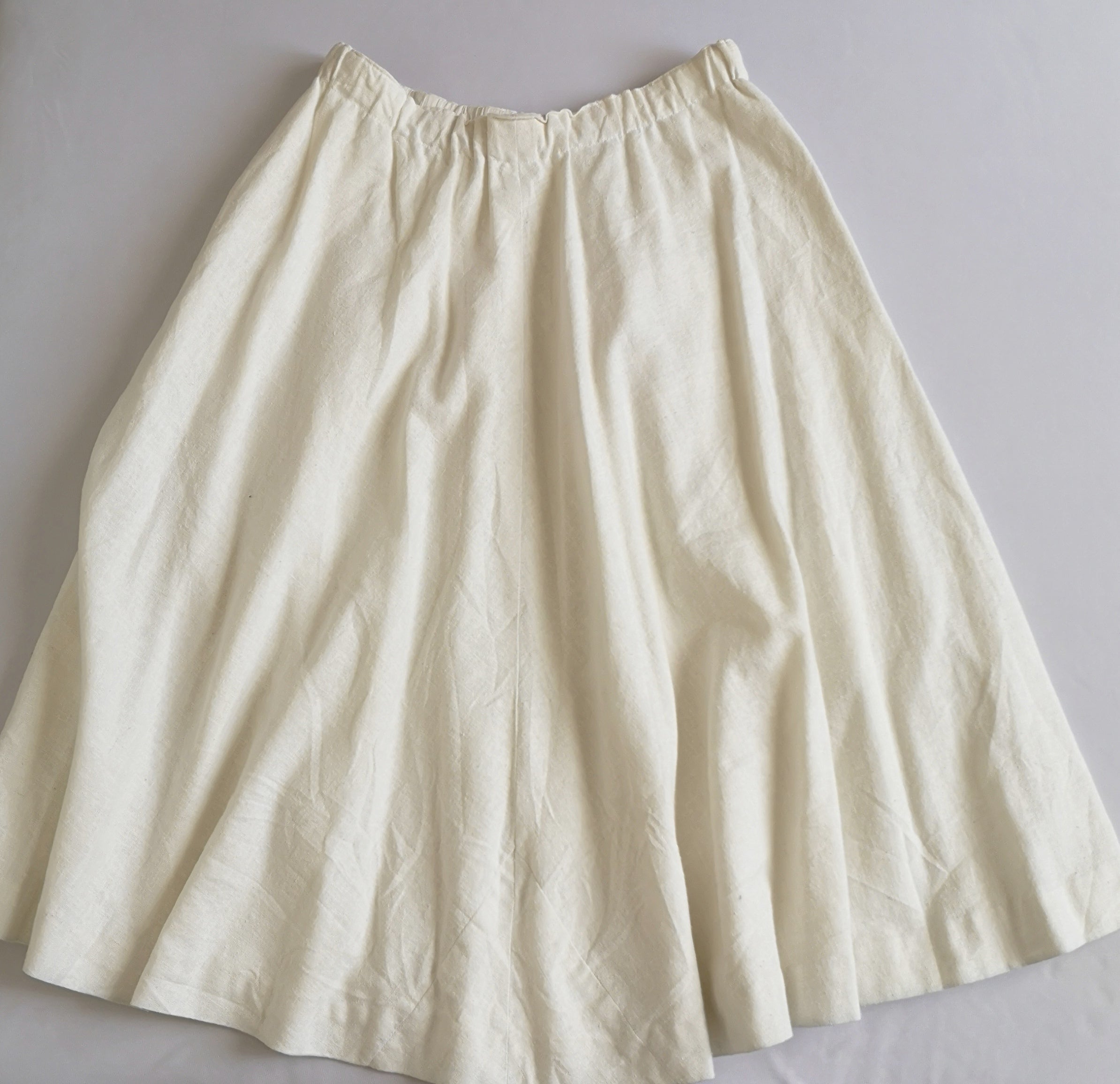 Falda midi con bolsas y blusa de seda