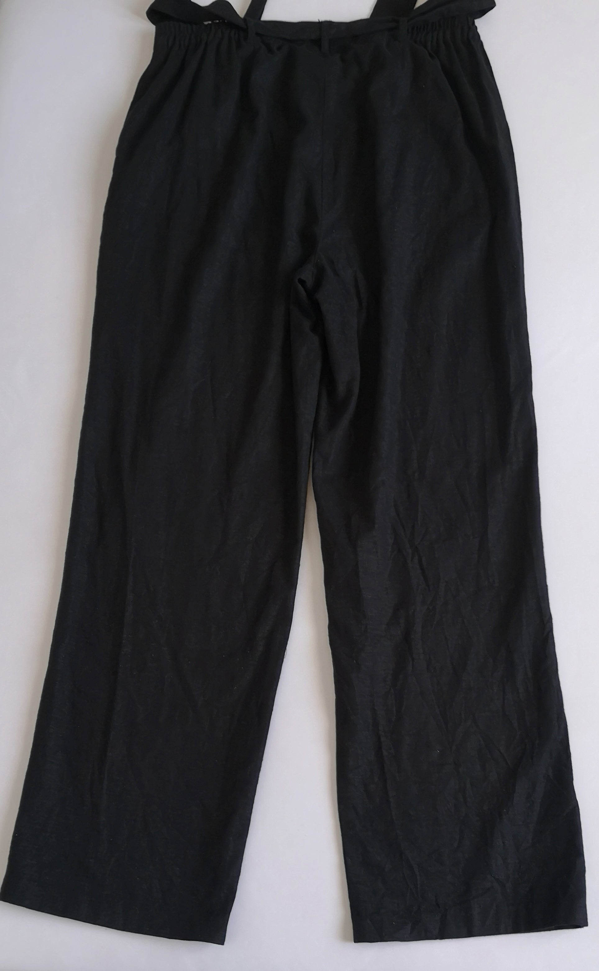 Blusa cuello cerrado con pantalón lino