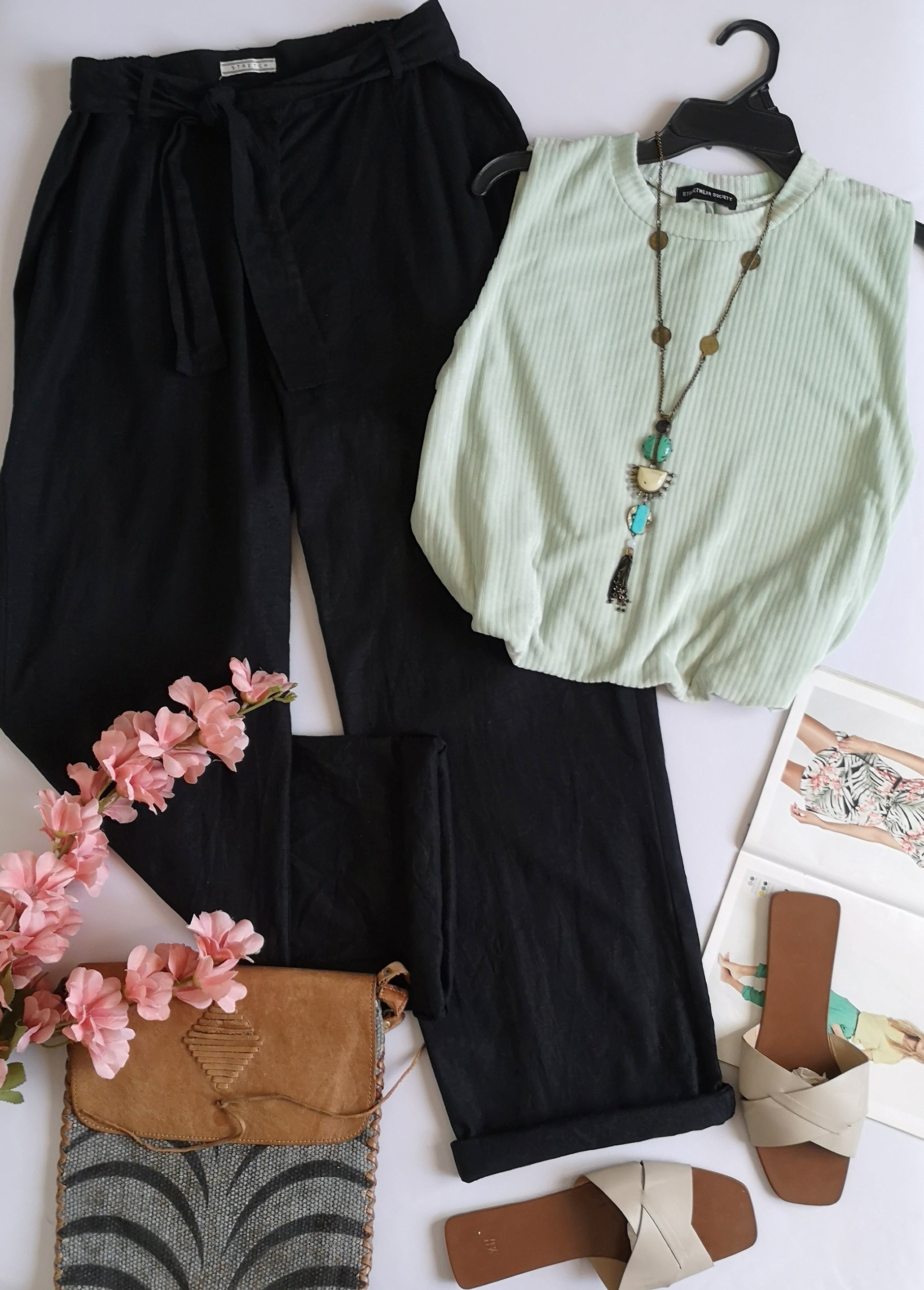 Blusa cuello cerrado con pantalón lino