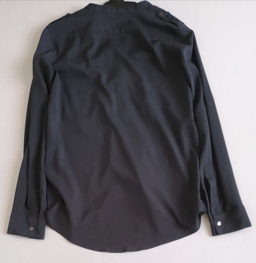 Falda a la rodilla y blusa con bolsas adelante