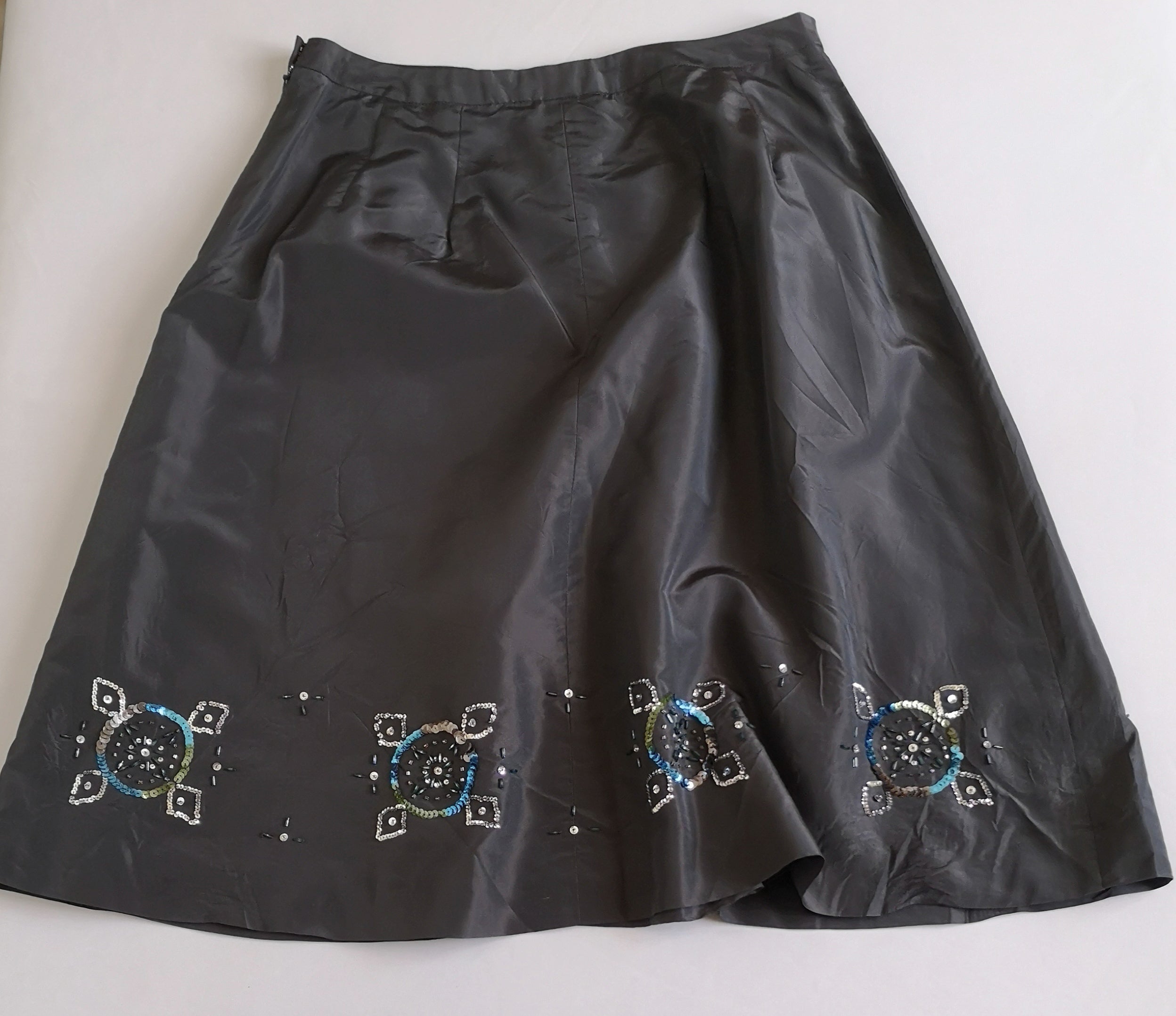 Falda a la rodilla y blusa con bolsas adelante