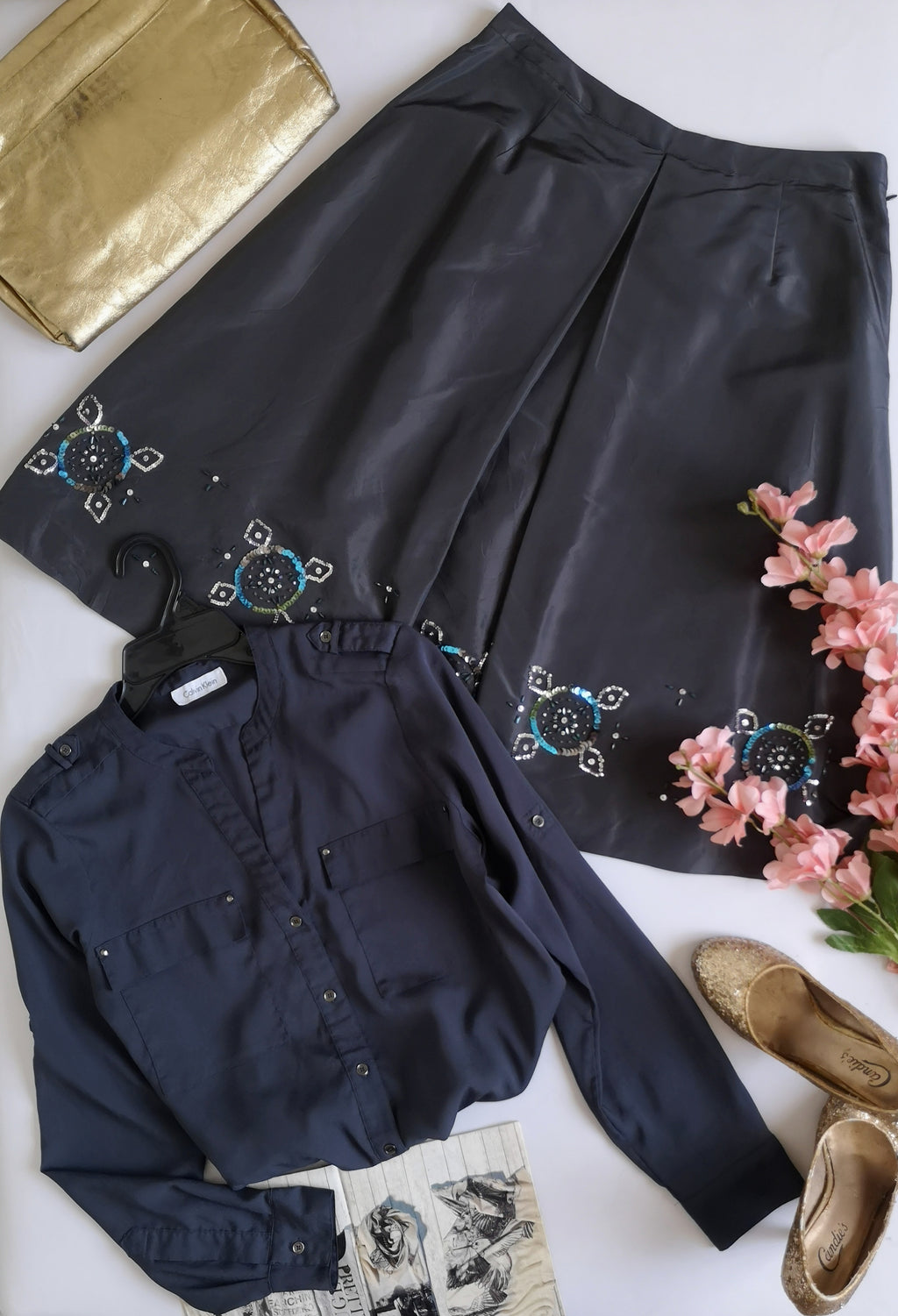 Falda a la rodilla y blusa con bolsas adelante
