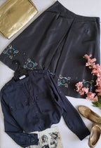 Falda a la rodilla y blusa con bolsas adelante