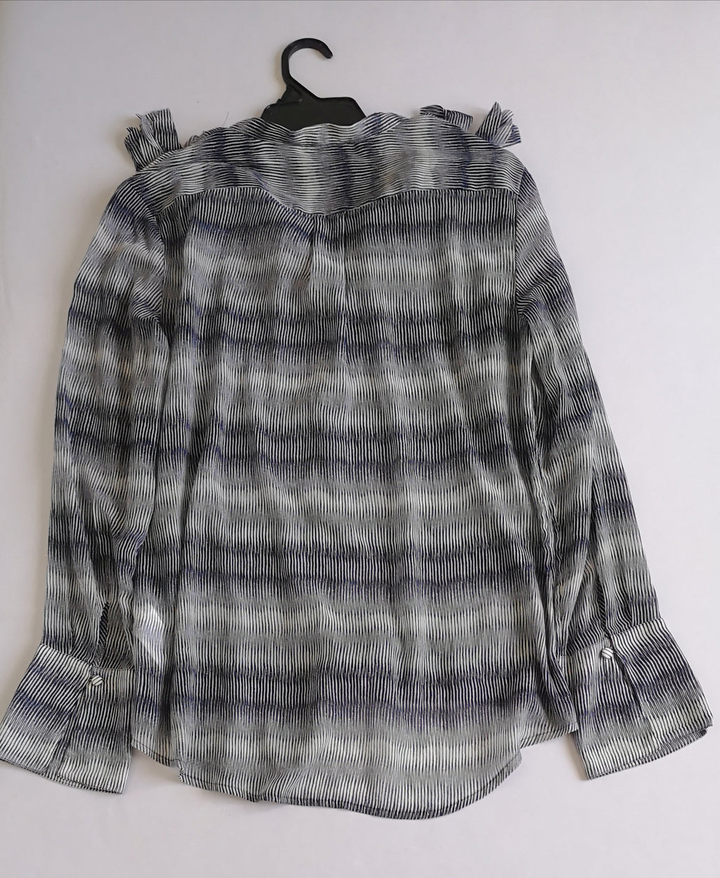 Short de gabardina y blusa con olanes adelante