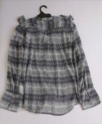Short de gabardina y blusa con olanes adelante