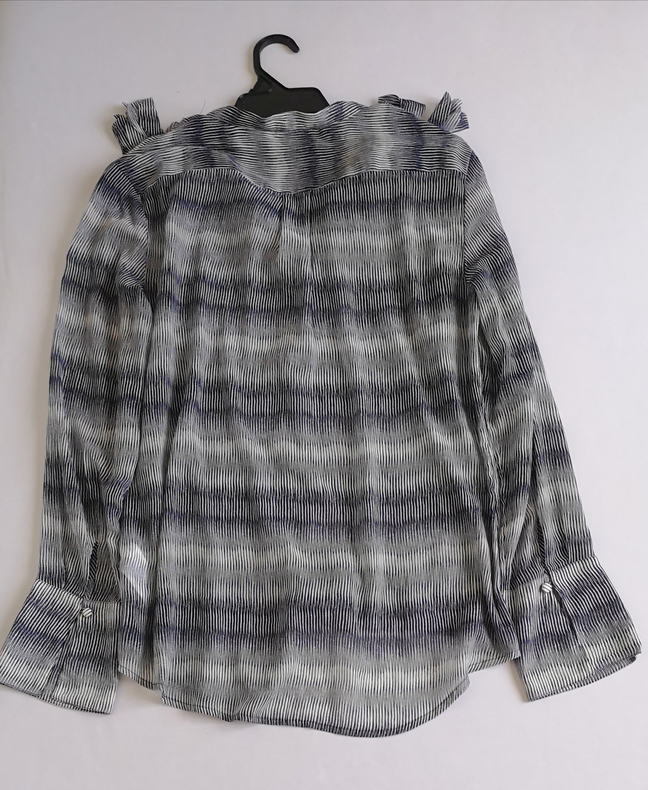 Short de gabardina y blusa con olanes adelante