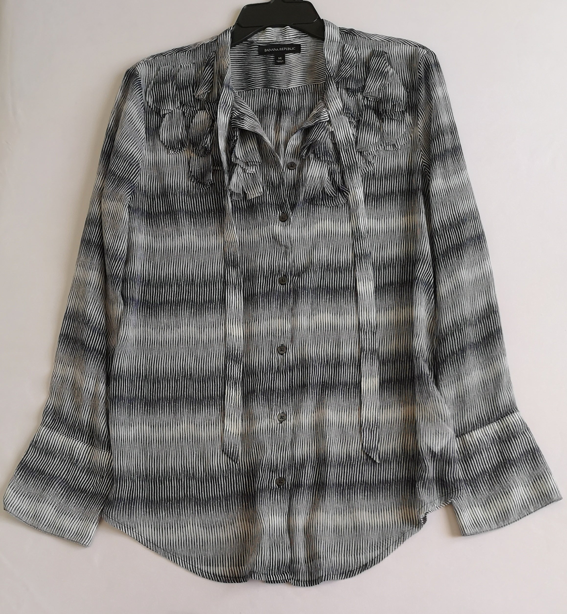 Short de gabardina y blusa con olanes adelante