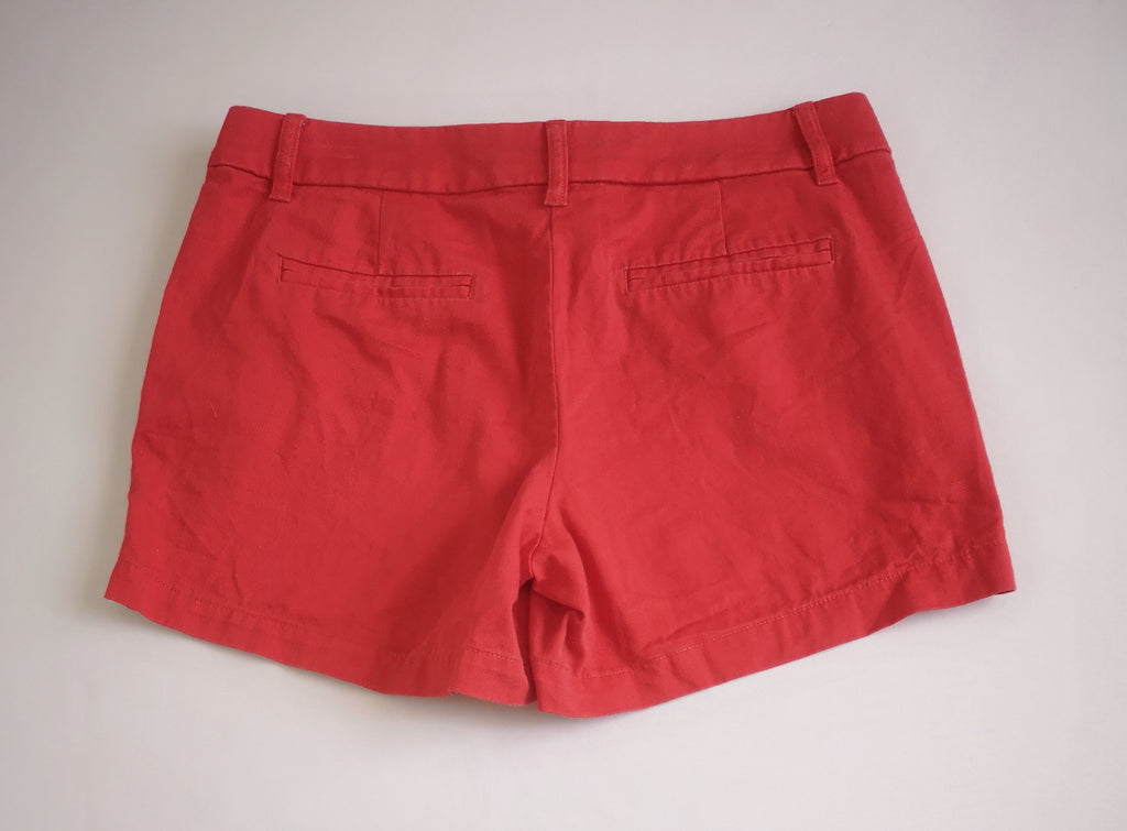 Short de gabardina y blusa con olanes adelante
