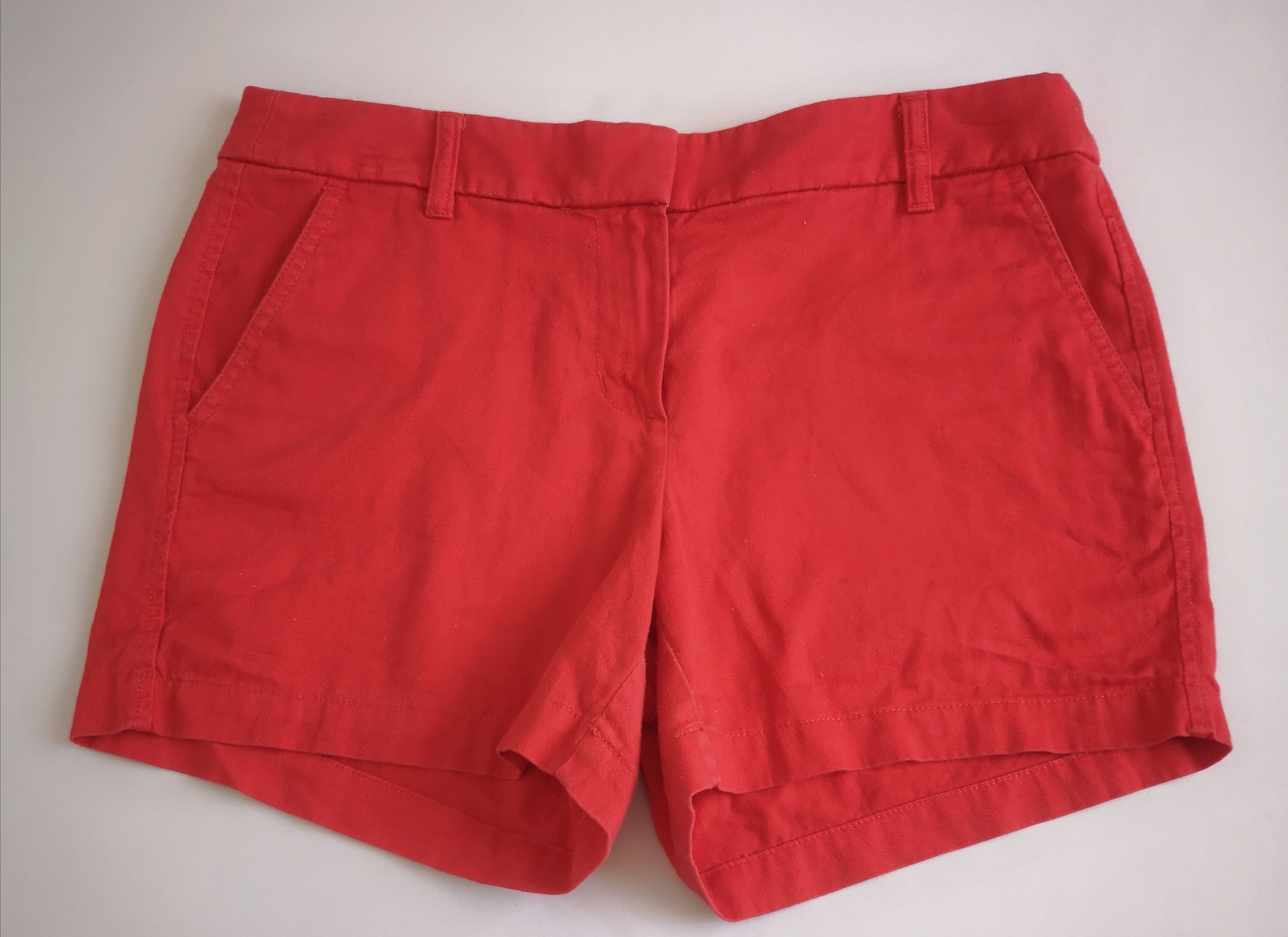 Short de gabardina y blusa con olanes adelante