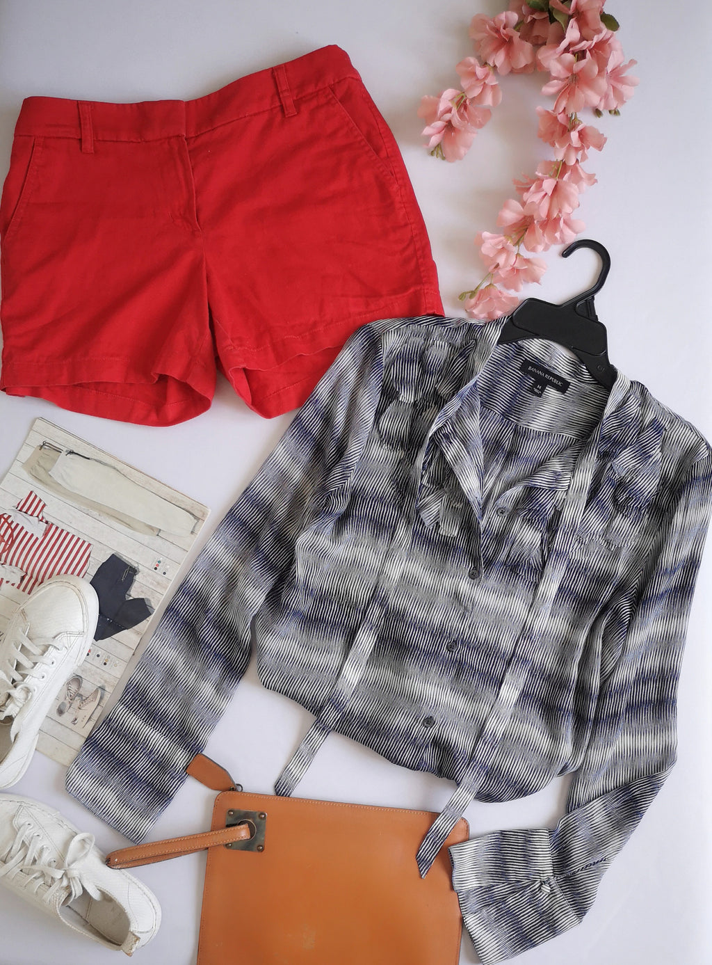 Short de gabardina y blusa con olanes adelante