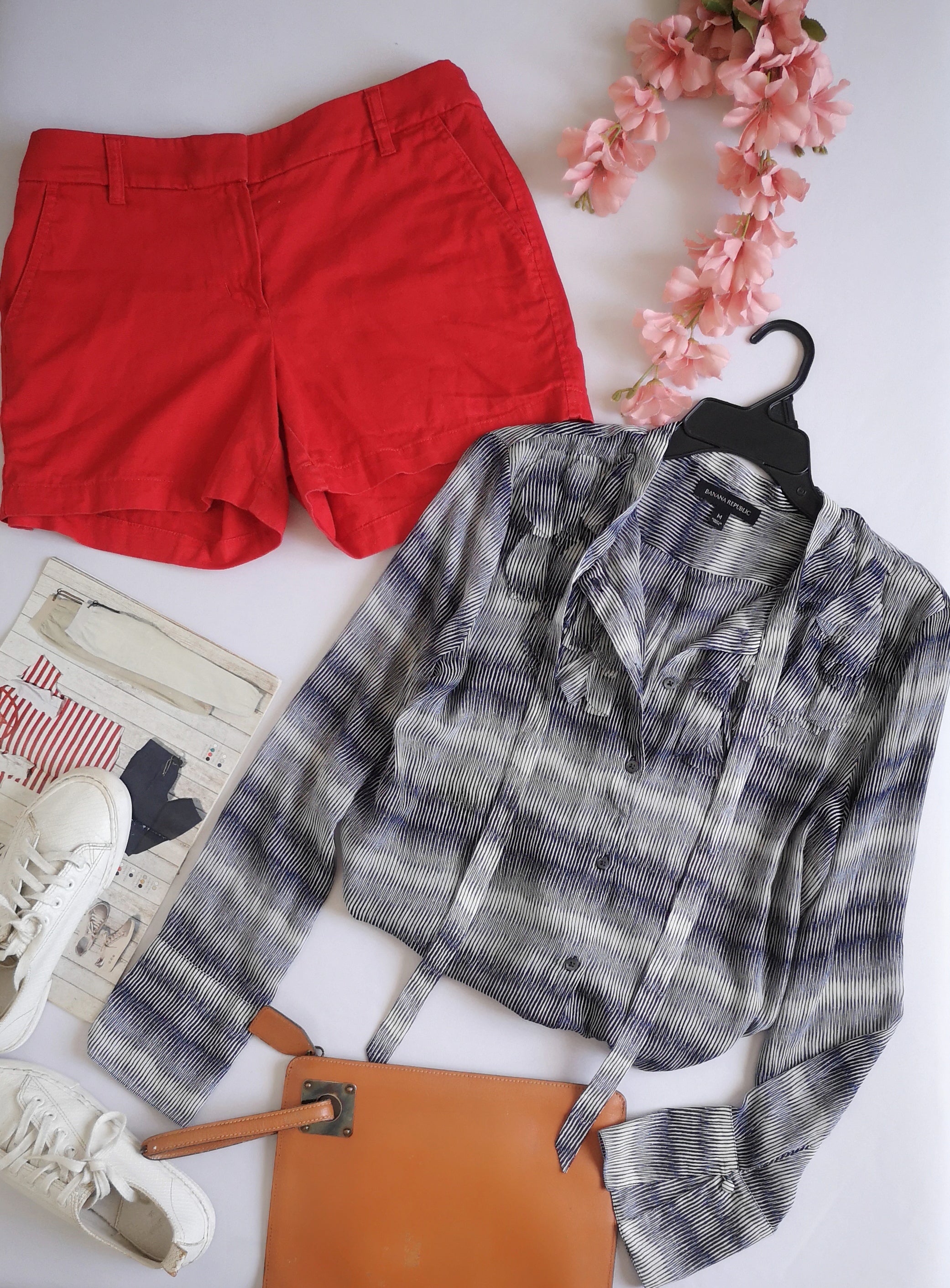 Short de gabardina y blusa con olanes adelante