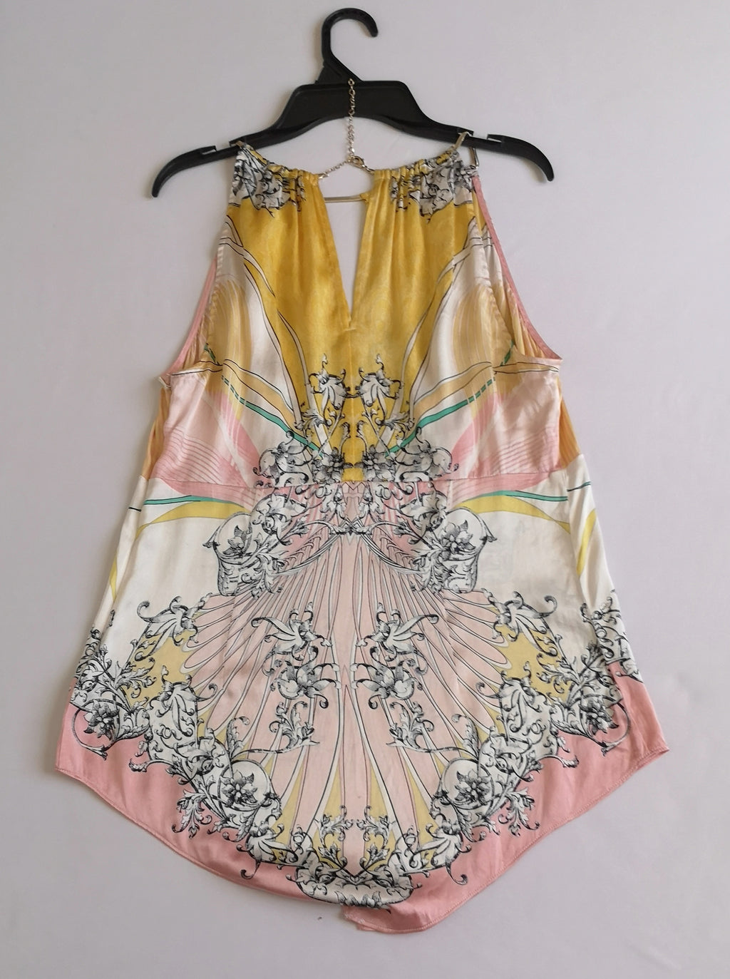 Blusa de seda con collar