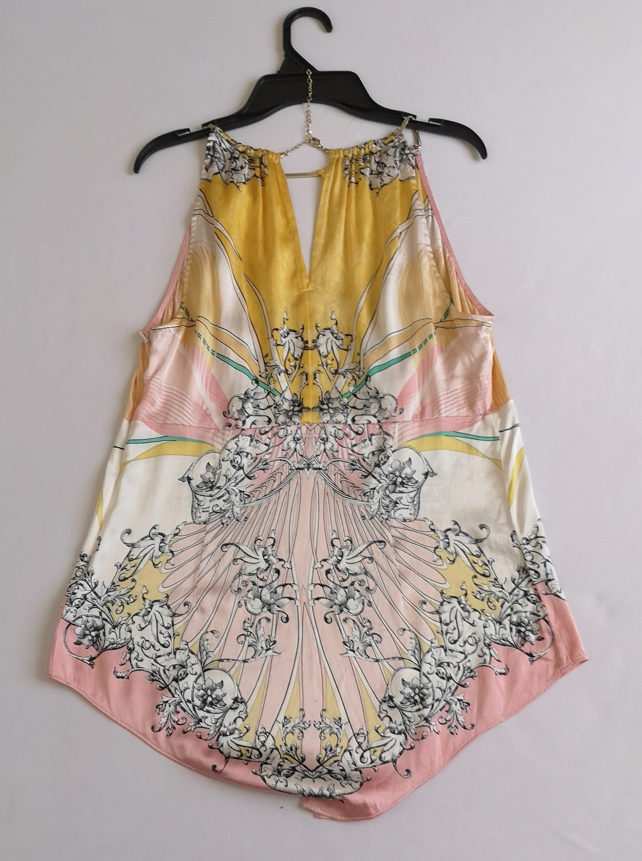 Blusa de seda con collar