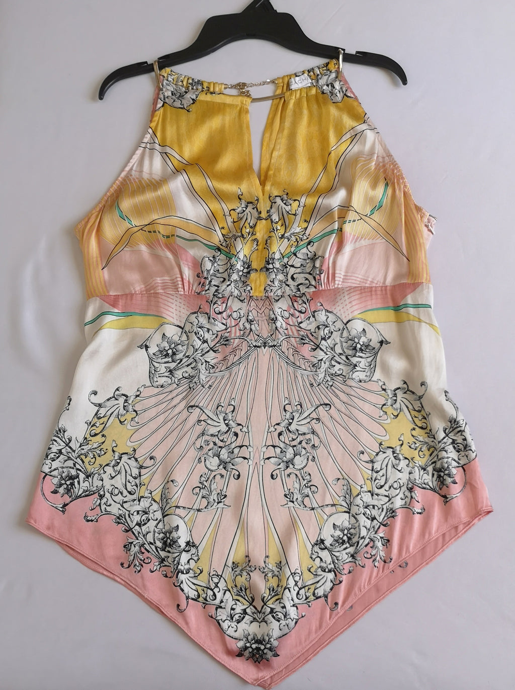 Blusa de seda con collar