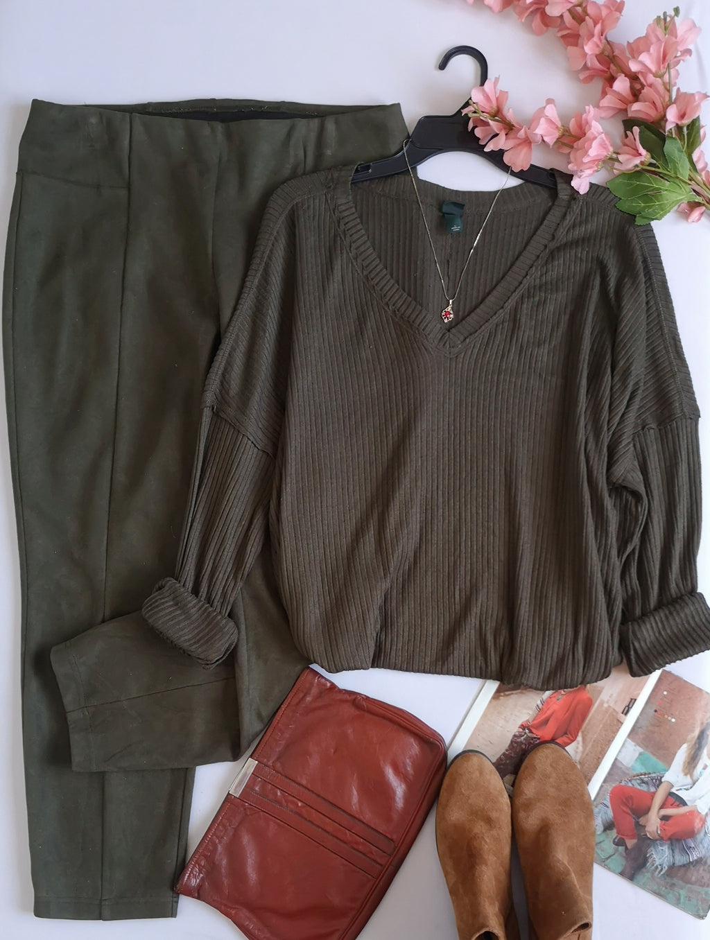 Pantalón tela piel de durazno con blusa estilo cuadrado