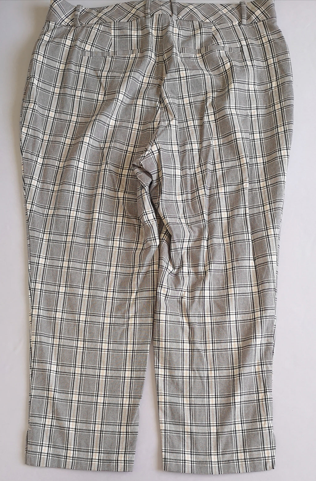 Pantalón con bolsas y blusa con brillos arriba