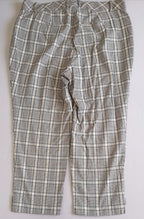 Pantalón con bolsas y blusa con brillos arriba