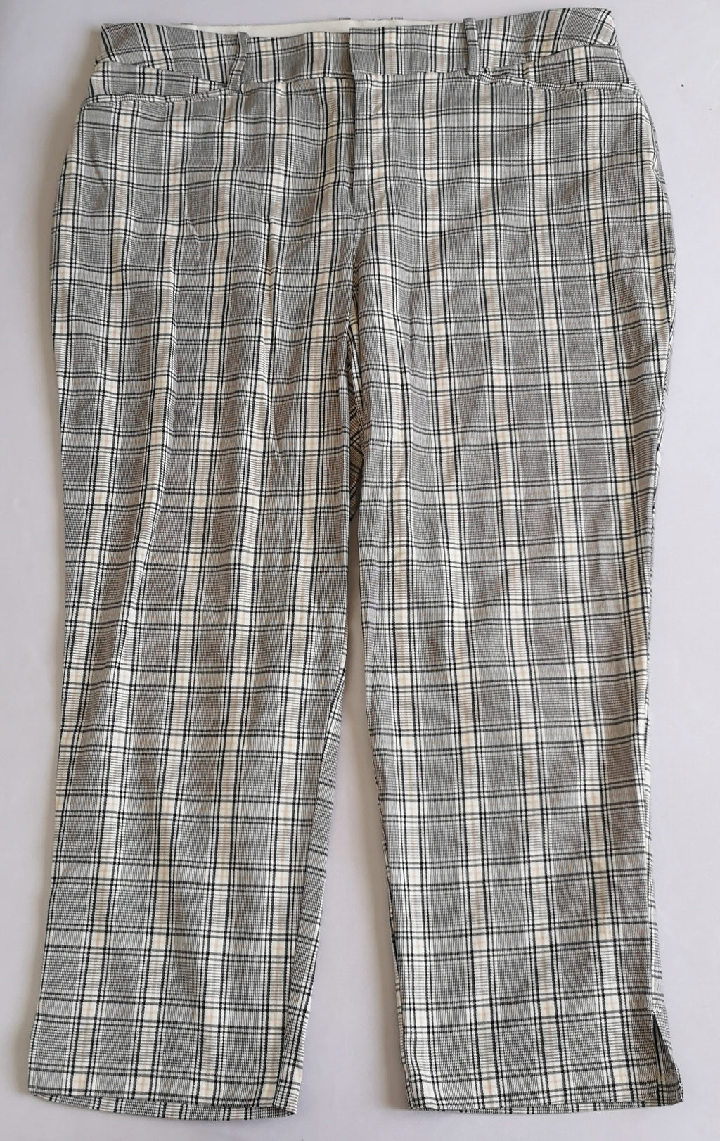 Pantalón con bolsas y blusa con brillos arriba