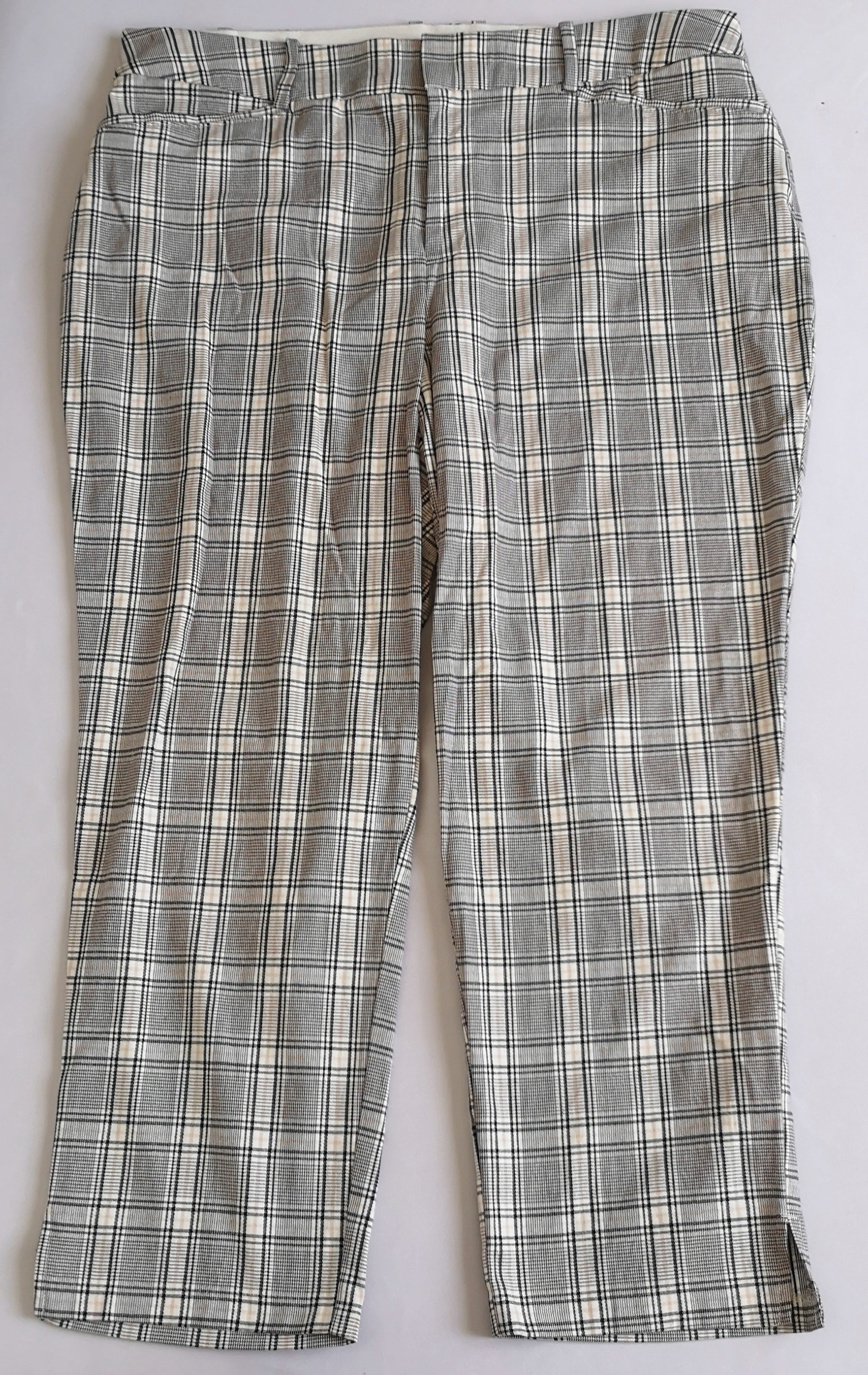 Pantalón con bolsas y blusa con brillos arriba