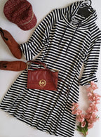 Vestido cuello alto con bolsas a los lados