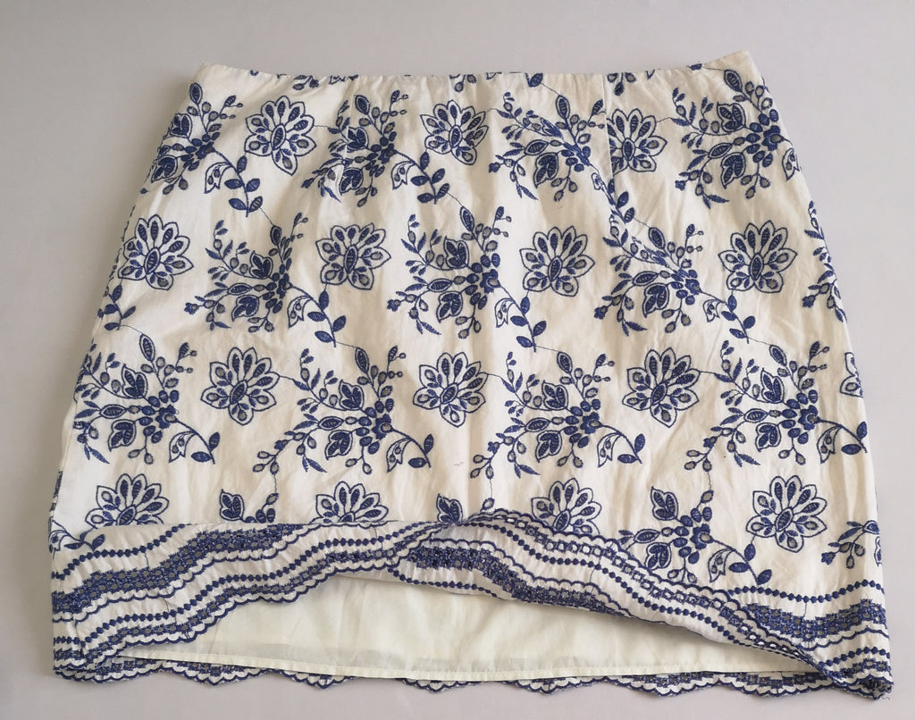 Blusa de lino con falda bordada