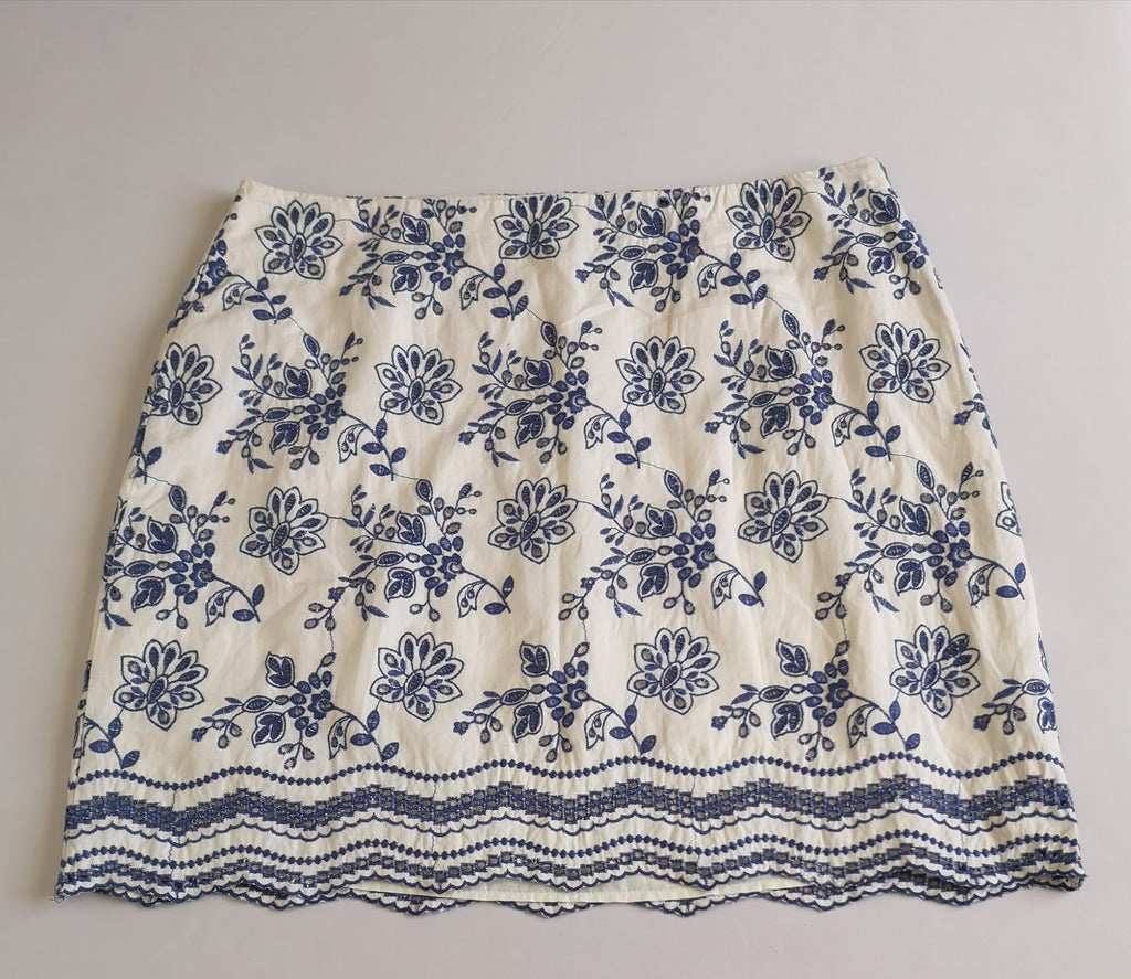 Blusa de lino con falda bordada