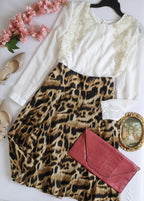 Blusa con adorno adelante y falda midi de algodón
