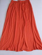 Blusa con botones y falda larga