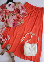 Blusa con botones y falda larga